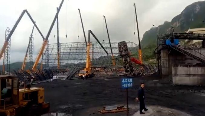 網架結構多機抬吊導致兩吊車折臂，一臺側翻